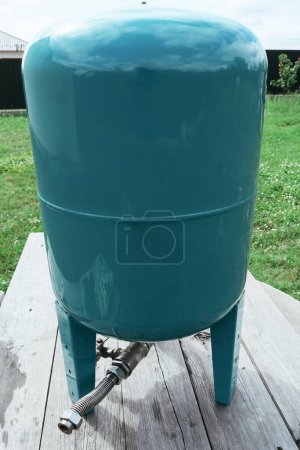 Téléchargez les photos : Réservoir d'eau hydraulique sous pression. Approvisionnement en eau dans la maison. Système d'alimentation en eau d'un bâtiment résidentiel utilisant un accumulateur hydraulique - en image libre de droit