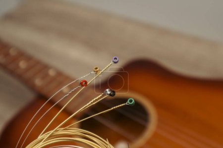 Téléchargez les photos : Nouvelles cordes de guitare acoustique, piocher sur la vieille guitare. - en image libre de droit