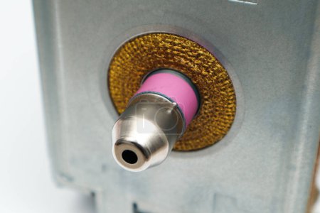 Tubo magnético utilizado en hornos de microondas. Microondas magnetrón vista lateral de cerca.