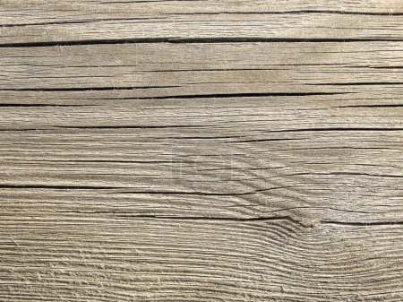 Téléchargez les photos : Texture d'une vieille planche de bois fissurée altérée. Contexte naturel. Texture d'une vieille planche de bois rugueux. - en image libre de droit