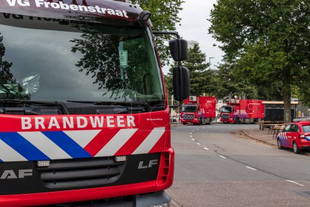 Foto de Rotterdam, Países Bajos - 2019-9-6: Camiones de bomberos y vehículos estacionados en las calles de Rotterdam - Imagen libre de derechos