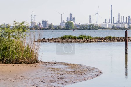 Foto de Zona industrial de Moerdijk vista desde la reserva natural alrededor de Strijensas a través del agua - Imagen libre de derechos