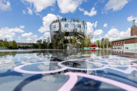 Téléchargez les photos : Rotterdam, Pays-Bas - 2022-05-24 : Le dépôt du musée Boijmans van Beuningen célèbre architecture à Rotterdam reflétée dans une flaque d'eau - en image libre de droit