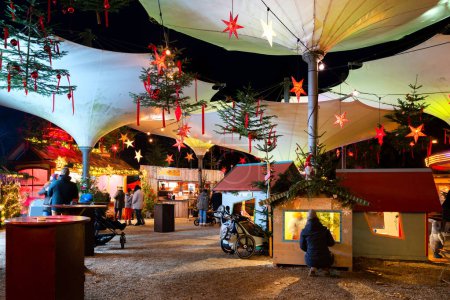 Téléchargez les photos : Marché de Noël à Konstanz près du lac avec de la nourriture, des cadeaux, du vin chaud et de nombreuses lumières. - en image libre de droit