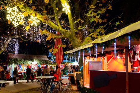 Téléchargez les photos : Marché de Noël à Konstanz près du lac avec de la nourriture, des cadeaux, du vin chaud et de nombreuses lumières. - en image libre de droit