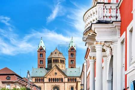 Blick auf den Dom und das historische Rathaus in Speyer an einem sonnigen Sommertag