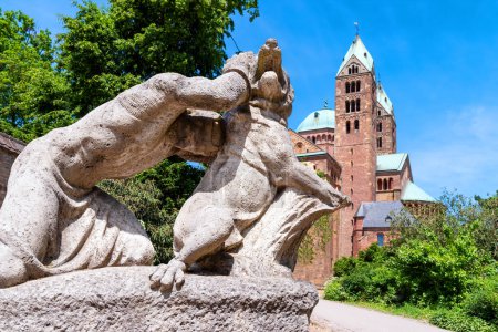 Una escultura del "Salier-Kaiser" y la catedral de Speyer, Speyer, Alemania