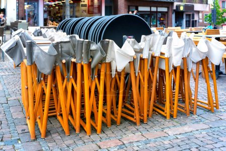 Foto de Sillas y mesas plegables en el centro de Aquisgrán - Imagen libre de derechos