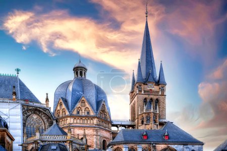 Téléchargez les photos : La cathédrale d'Aix-la-Chapelle (en allemand : Aachener Dom) est une église catholique d'Aix-la-Chapelle, en Allemagne. - en image libre de droit