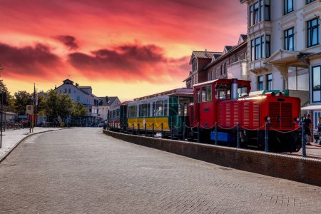 El famoso tren de pasajeros de la isla alemana de Borkum al atardecer