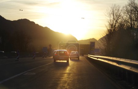 Foto de Retroiluminación en el tráfico por carretera. Condiciones visuales difíciles debido al resplandor del sol - Imagen libre de derechos