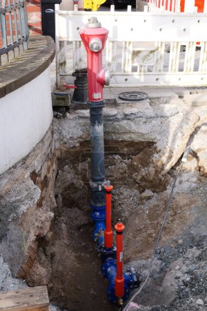 Nueva construcción de una tubería de agua con hidrante en una ciudad