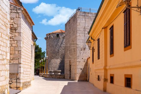 Blick auf den Rundturm der Burg Frankopan in der Altstadt von Krk, Kroatien