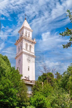 Blick auf den Kirchturm in Novi Vinodolski an der kroatischen Kvarner-Küste.