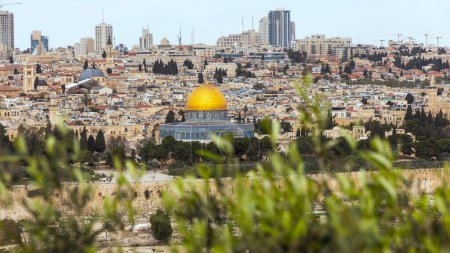 Téléchargez les photos : Vue panoramique sur la ville de Jérusalem, la vieille et la jeune ville, le dôme doré de la mosquée Masjid Kubbat al-Sakhra - en image libre de droit