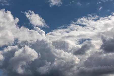 Flauschige Kumuluswolken in Nahaufnahme, das Konzept atmosphärischer Phänomene, können als Hintergrund verwendet werden