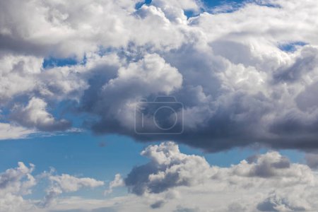 Flauschige Kumuluswolken in Nahaufnahme, das Konzept atmosphärischer Phänomene, können als Hintergrund verwendet werden