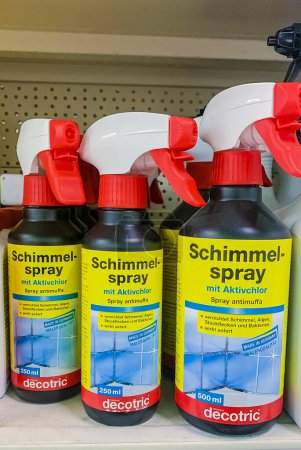 Foto de Wildungen, Alemania, Europa - 15 de marzo de 2024: la lata de pulverización y productos químicos para la venta en un supermercado. - Imagen libre de derechos