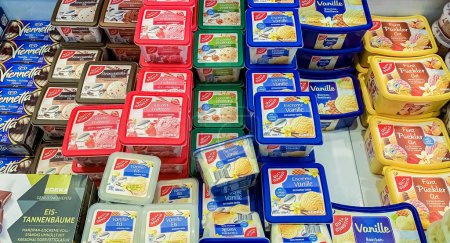 Foto de Wildungen, Alemania, Europa - 15 de marzo de 2024: diferentes tipos de leche y mantequilla en los estantes del supermercado. venta en supermercado - Imagen libre de derechos