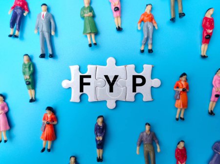 Téléchargez les photos : Miniature people with the word FYP on blue background. - en image libre de droit