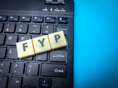 Téléchargez les photos : Wireless keyboard and toys word with word FYP. Business concept. - en image libre de droit