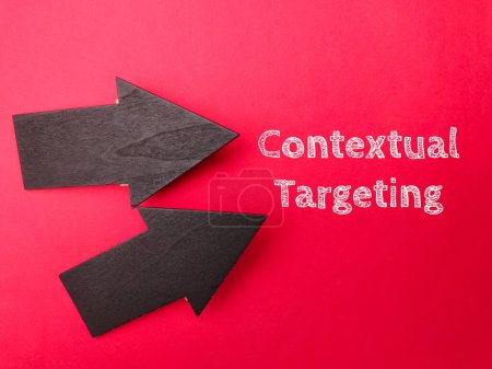Foto de Arrow wooden board with the word Contextual Targeting on red background. - Imagen libre de derechos