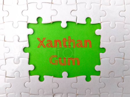Téléchargez les photos : Puzzle blanc avec le mot Xanthan Gum sur fond vert. - en image libre de droit