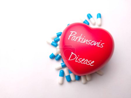 Téléchargez les photos : Coeur rouge et pilule avec le mot maladie de Parkinsonis. - en image libre de droit