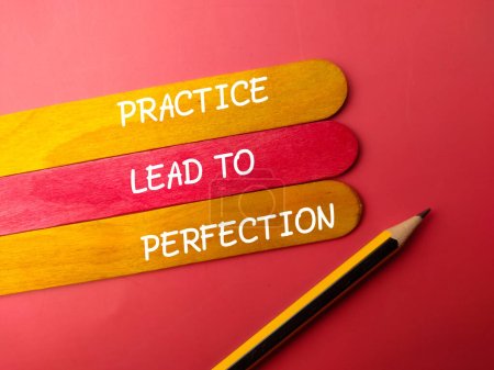 Bleistift und buntes Stift mit dem Wort PRACTICE LEAD TO PERFECTION auf rotem Hintergrund