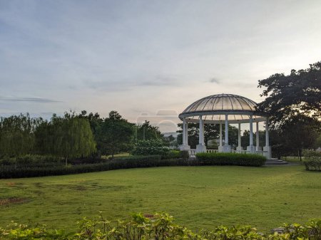 Téléchargez les photos : Belle ambiance le matin avec grand gazebo blanc au parc de loisirs - en image libre de droit