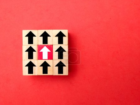 Foto de Cubos de madera con flechas en una dirección. el concepto - Imagen libre de derechos