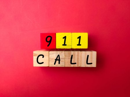 Holzblock mit dem Wort 911 CALL auf rotem Hintergrund