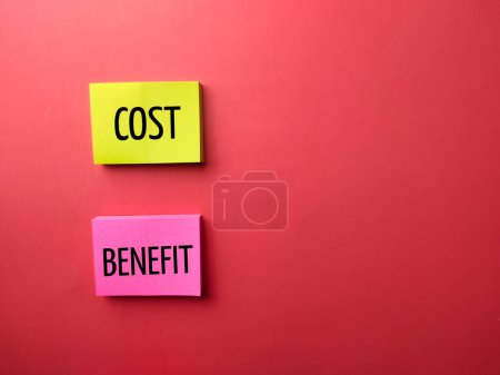 Foto de Nota adhesiva de color con la palabra COST CREDIT sobre un fondo rojo - Imagen libre de derechos