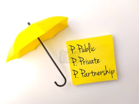 Foto de Word Public Private Partnership con paraguas amarillo sobre fondo blanco - Imagen libre de derechos