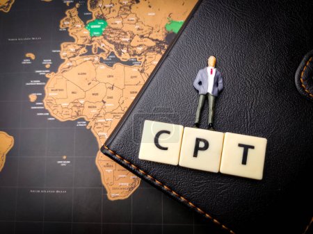 Foto de Top ver miniatura personas y juguetes palabra con texto CPT en un mapa del mundo de fondo - Imagen libre de derechos
