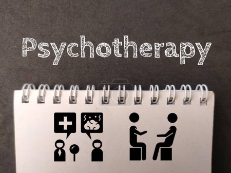 Notizbuch und Icon mit Text Psyhotherapie auf schwarzem Hintergrund.
