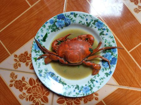 Téléchargez les photos : Soupe de crabe dans une assiette blanche. Cette soupe est adaptée pour manger quand vous avez de la fièvre. - en image libre de droit