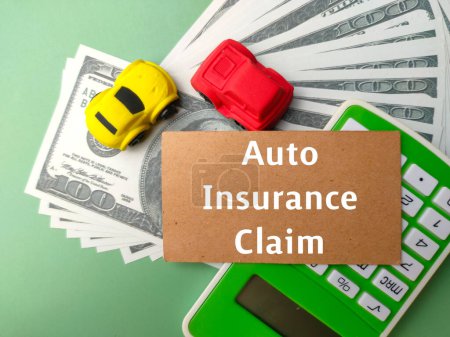 Foto de Top view juguetes coches, billetes y calculadora con texto Auto Insurance Claim. - Imagen libre de derechos