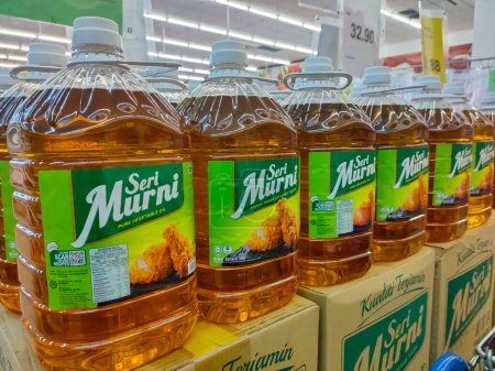 Téléchargez les photos : Pantai Remis, Perak - 11 janvier 2023 : Il y a beaucoup d'huile de cuisson de 5 kilos vendus dans un supermarché. - en image libre de droit