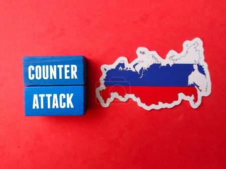Draufsicht Russland Flagge mit Text COUNTER ATTACK auf rotem Hintergrund.