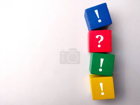 Téléchargez les photos : Cube coloré avec point d'interrogation et symbole du point d'exclamation sur fond blanc - en image libre de droit