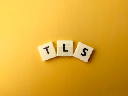 Wortspielzeug mit Text TLS Transport Layer Security auf gelbem Hintergrund.