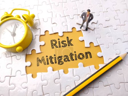 Bleistift, Uhr und Miniaturmenschen mit Text Risk Mitigation auf weißem Puzzle-Hintergrund.