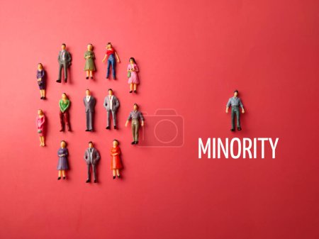 Personas en miniatura sobre fondo rojo con texto MINORIDAD. Concepto empresarial.