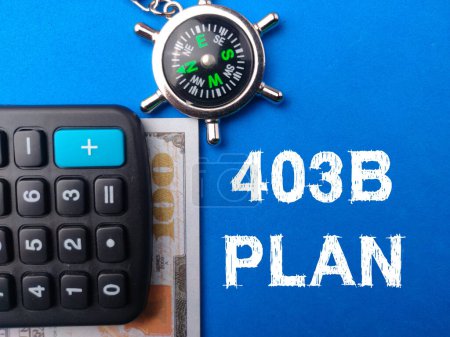 Taschenrechner, Kompass und Banknoten mit Text 403B PLAN auf blauem Hintergrund.