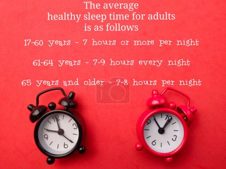 Wecker von oben mit Tipps gesunde Schlafzeit für Erwachsene auf rotem Hintergrund. Gesundheitskonzept.