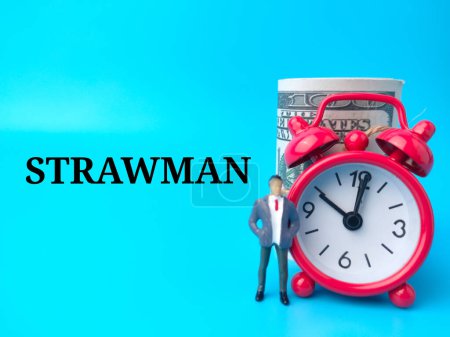 Billets, personnes miniatures et horloge avec texte STRAWMAN sur fond bleu.