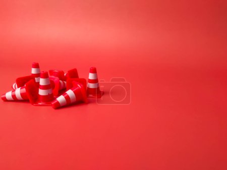 Téléchargez les photos : Mini cônes en plastique Sport Training sur fond rouge avec espace de copie et de texte. - en image libre de droit