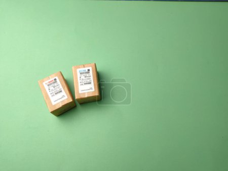 Miniatur Mini Express Blind Box auf grünem Hintergrund mit Kopier- und Textfläche.