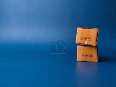 Miniatur Mini Express Blind Box auf blauem Hintergrund mit Kopier- und Textfläche.